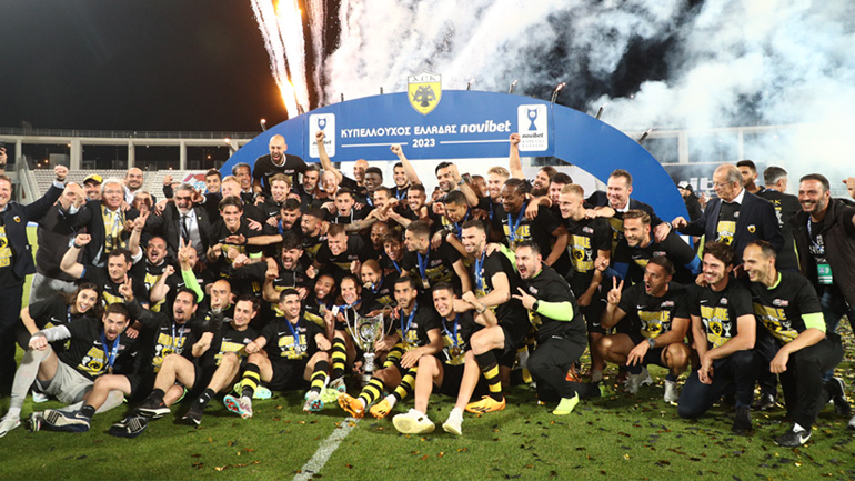 Η απονομή του τροπαίου στην ΑΕΚ!