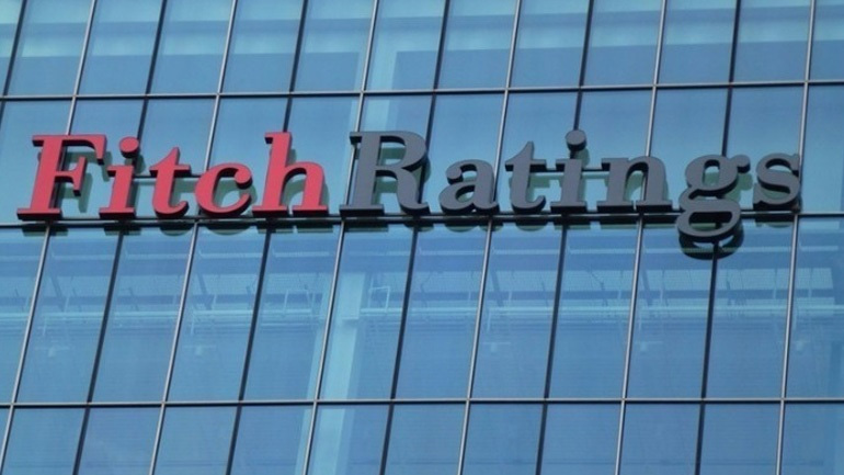 Ο οίκος Fitch υποβάθμισε σε «αρνητική» την προοπτική του μακροπρόθεσμου αξιόχρεου των ΗΠΑ