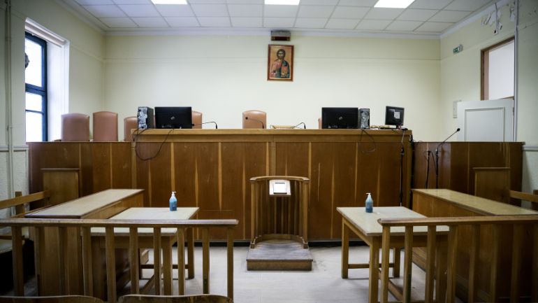 Κεκλεισμένων των θυρών η δίκη του 27χρονου ράπερ στη Θεσσαλονίκη για τον βιασμό 16χρονης