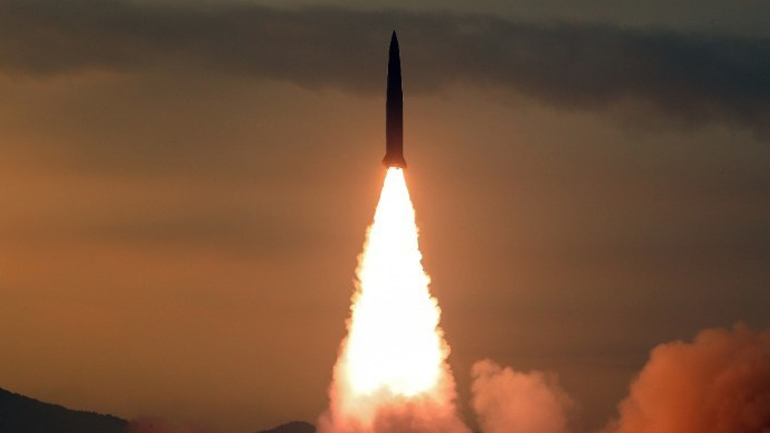 Το Ιράν παρουσίασε έναν νέο βαλλιστικό πύραυλο με βεληνεκές 2.000 χλμ