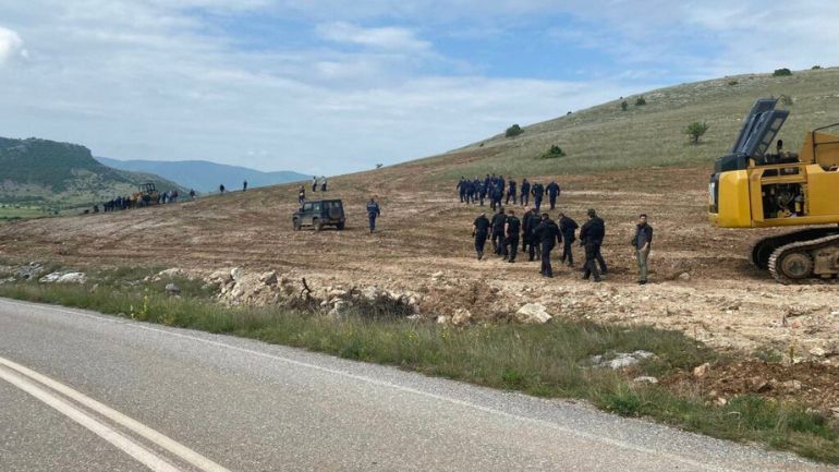 Ένταση και βία στην Καλαμιά Κοζάνης μεταξύ ΜΑΤ και κατοίκων που διαμαρτύρονταν για τα φωτοβολταϊκά