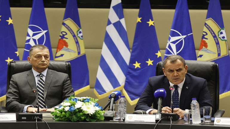 Σε κλίμα συγκίνησης η τελετή παράδοσης – παραλαβής στο υπουργείο Εθνικής Άμυνας