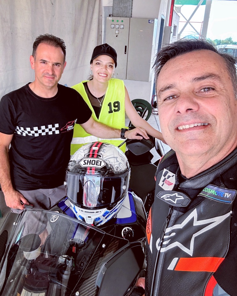 Η Ντάνι απαθανάτισε τη δράση, ο Κυριάκος είχε ρόλο οδηγού και ελεγκτή πιέσεων και ο Δημήτρης απλά οδηγούσε