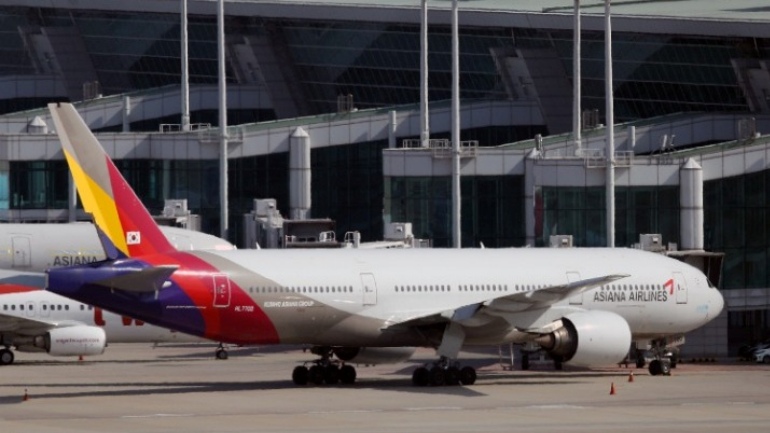 Αεροπλάνο της Asiana Airlines προσγειώθηκε με ασφάλεια αφού μία θύρα του άνοιξε στη διάρκεια της πτήσης