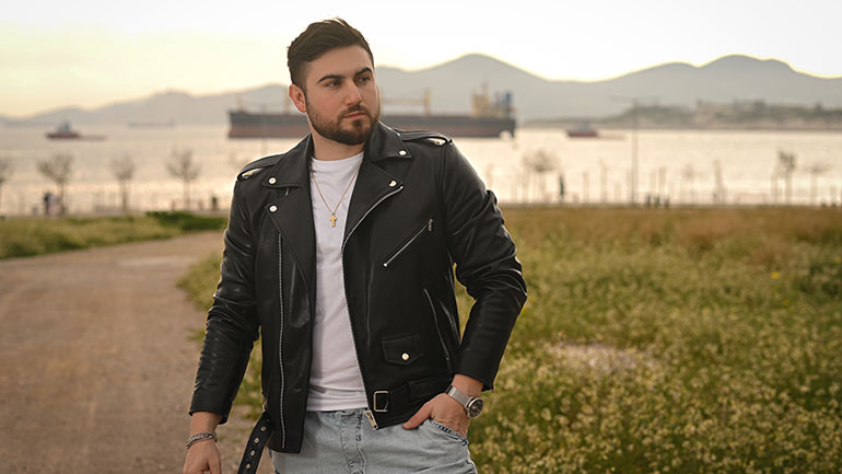 Γιώργος Κωνστανταράκης: Ένας υποπλοίαρχος με αγάπη για το τραγούδι!