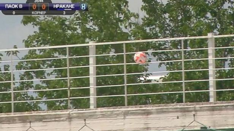 ΠΑΟΚ Β’ – Ηρακλής: Η μπάλα σφηνώθηκε στα κάγκελα μετά από σουτ!