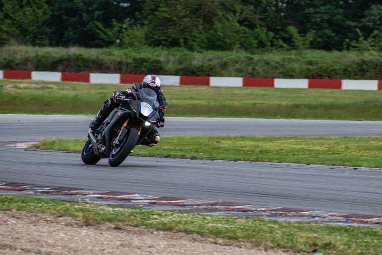 Εξαιρετική επιτάχυνση, χωρίς γλιστρήματα στην έξοδο της στροφής