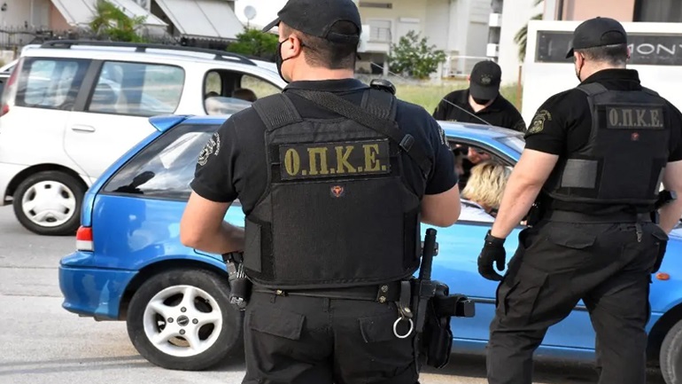 Συνελήφθησαν δύο άτομα που πυροβολούσαν στον αέρα στον οικισμό Αυλίζα στις Αχαρνές