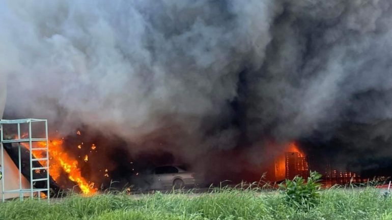 Στις φλόγες παλιό εργοστάσιο στη Λάρισα