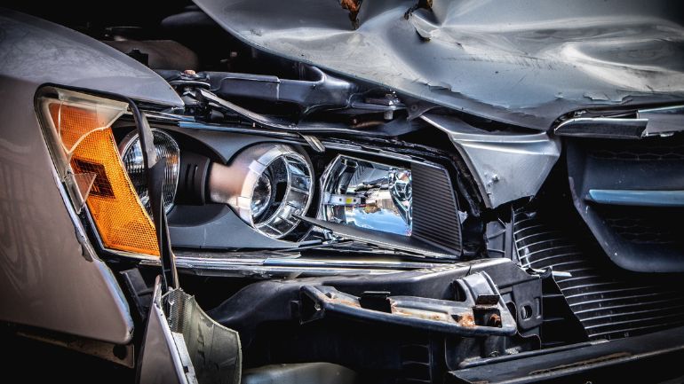 Νεκρός ο οδηγός του ΙΧ που συγκρούστηκε μετωπικά με φορτηγό στην παλιά εθνική οδό Αθηνών-Θηβών