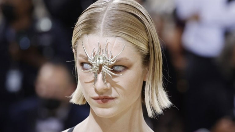 H Χάντερ Σέιφερ πρωταγωνιστεί στο πολλά υποσχόμενο μιούζικαλ «Mother Mary»