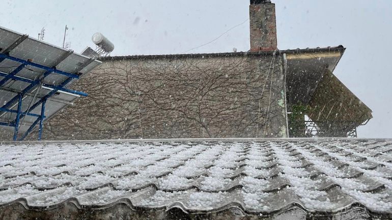 «Άνοιξαν οι ουρανοί» στην Πτολεμαΐδα – Σφοδρή χαλαζόπτωση και καταρρακτώδης βροχή