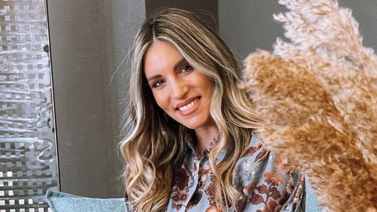 Η Αθηνά Οικονομάκου απαντά σε άβολες ερωτήσεις διαδικτυακών της φίλων