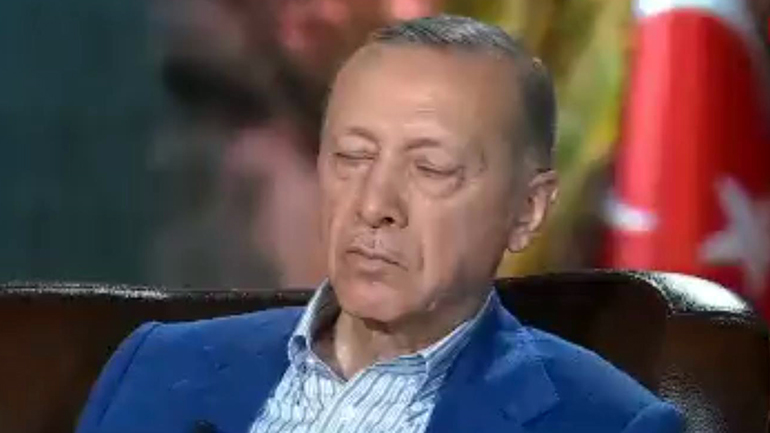 Ο Ερντογάν αποκοιμήθηκε σε διακαναλική συνέντευξη κι έγινε πανικός στο διαδίκτυο