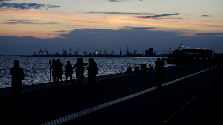 Άγριος ξυλοδαρμός ανήλικου στην παραλία της Θεσσαλονίκης για μία κοπέλα