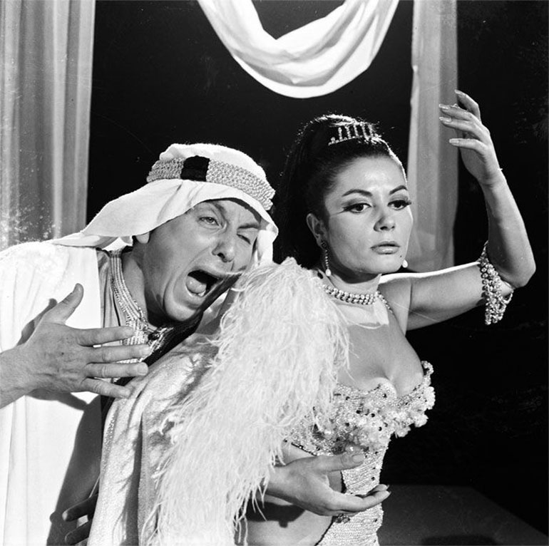 Η Ζωζώ Σαπουντζάκη με τον Κώστα Βουτσά στην ταινία «Ο ξυπόλητος πρίγκηψ» (1966)