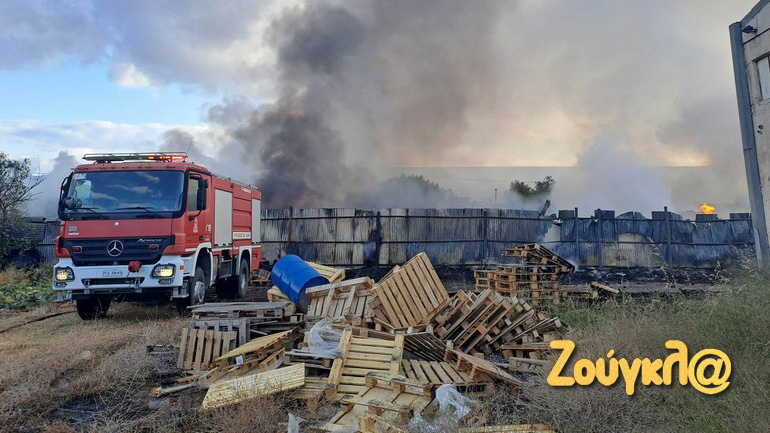 Υπό έλεγχο η φωτιά σε υπαίθριο χώρο ανακύκλωσης στον Ασπρόπυργο