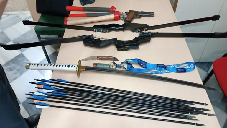 Απίστευτο περιστατικό στην Κοζάνη: Επιτέθηκε σε αστυνομικούς με ξίφος, τόξο και βέλη