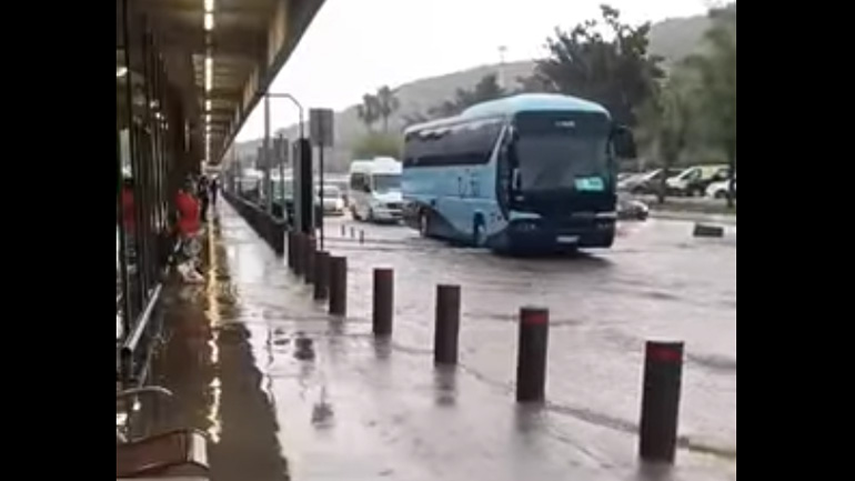 Πλημμύρησαν οι δρόμοι στη Ρόδο – Προβλήματα και στο αεροδρόμιο από την καταιγίδα