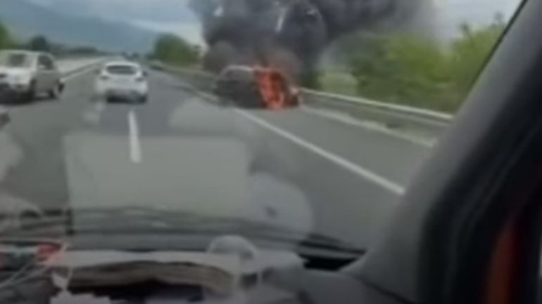 Στις φλόγες αυτοκίνητο που ενεπλάκη σε τροχαίο στην Εγνατία Οδό – Το εγκατέλειψε ο οδηγός