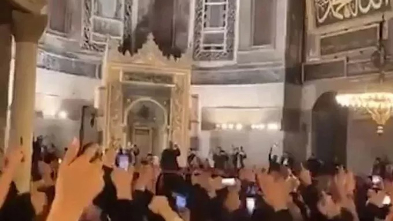 Οπαδοί του Ερντογάν πανηγύρισαν μέσα στην Αγία Σοφία Οπαδοί του Ερντογάν πανηγύρισαν μέσα στην Αγία Σοφία
