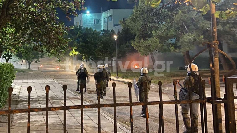 Νύχτα έντασης στο ΑΠΘ: Επεισόδια με μολότοφ και χημικά