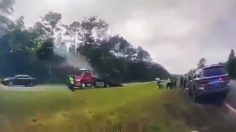 Αυτό δεν ξανάγινε: Κοιτούσε άλλο τροχαίο και απογειώθηκε με το αμάξι του στον γερανό ρυμούλκησης