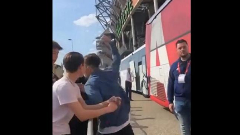 Απαράδεκτη ενέργεια από τον Μπέργκχαους – Ο παίκτης του Άγιαξ έριξε μπουνιά σε οπαδό της Τβέντε!