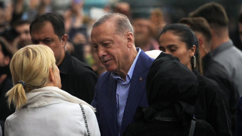 Ψήφισε στην Κωνσταντινούπολη ο Ρετζέπ Ταγίπ Ερντογάν – «Η συμμετοχή φτάνει στο 90%»