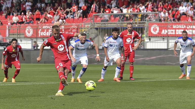 Ιταλία: Έμεινε στην Serie A η Λέτσε με πέναλτι στο 11o λεπτό των καθυστερήσεων!