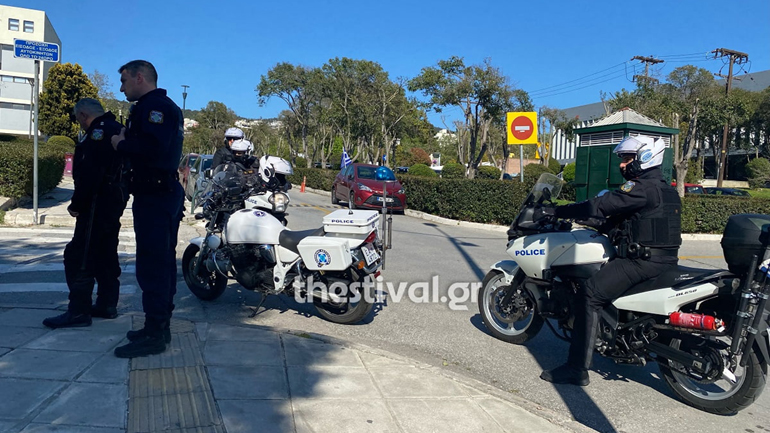 Θεσσαλονίκη: 19 συσκευασίες ακατέργαστης κάνναβης βρέθηκαν κρυμμένες πίσω από παγκάκι