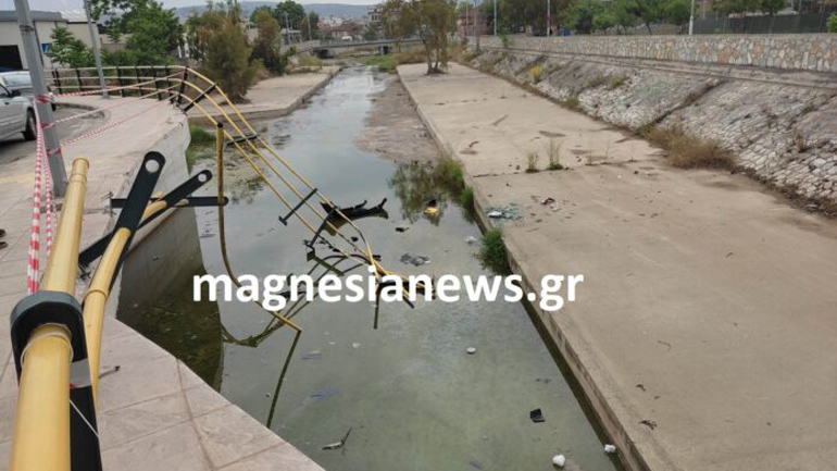 Βόλος: ΙΧ “βούτηξε” στον Κραυσίδωνα – Δύο τραυματίες Βόλος: ΙΧ “βούτηξε” στον Κραυσίδωνα – Δύο τραυματίες