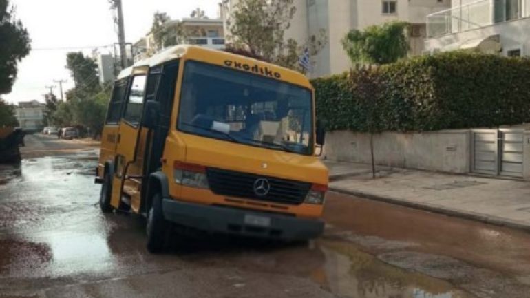 Μαρκόπουλο: Ο δρόμος «κατάπιε» το σχολικό Μαρκόπουλο: Ο δρόμος «κατάπιε» το σχολικό