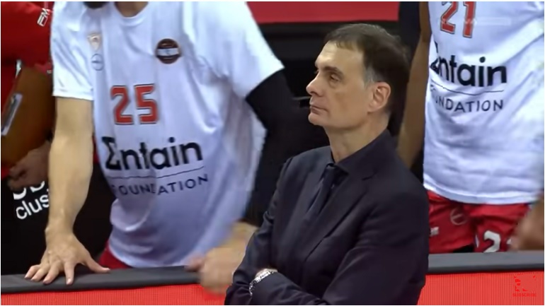 Όταν ο προπονητής τού Ολυμπιακού ασεβεί -ακουσίως- προς την Τραγωδία των Τεμπών