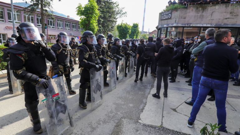 Επεισόδια στην πόλη Ζβέτσαν στο βόρειο Κόσοβο – Δύο διαδηλωτές τραυματίστηκαν από πυρά πυροβόλου όπλου