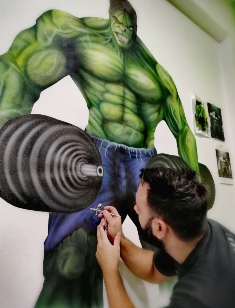 Ο Στέλιος Τούντας επί το έργω, σε τοιχογραφία