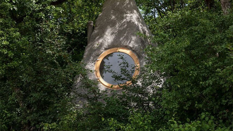 «Thérèse», μια καλύβα-γλυπτό μέσα στα γαλλικά δάση