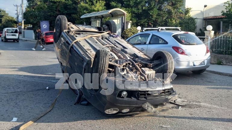 Άνοιξη: Αυτοκίνητο αναποδογύρισε στη Λ. Μαραθώνος – Στο νοσοκομείο ο οδηγός