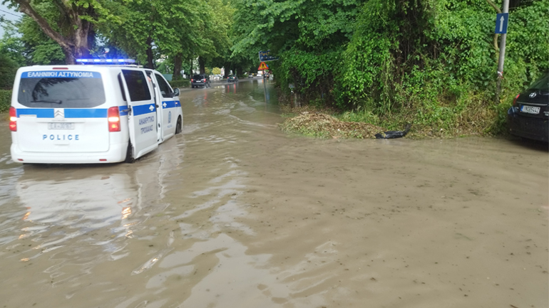 Ισχυρό μπουρίνι στα Ιωάννινα – Ποτάμια οι δρόμοι