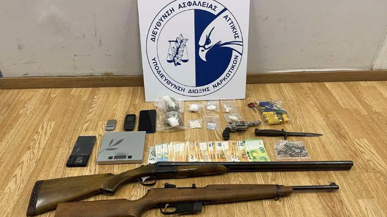 Συνελήφθη στη Βούλα 31χρονος με ναρκωτικά και όπλα