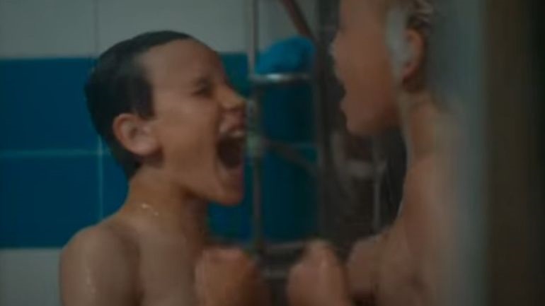 Ευρωπαϊκή Ένωση Παιδικού Κινηματογράφου για «Αγόρια στο ντους» – «Ποιος είναι ο θεματοφύλακας των δικαιωμάτων των παιδιών;»