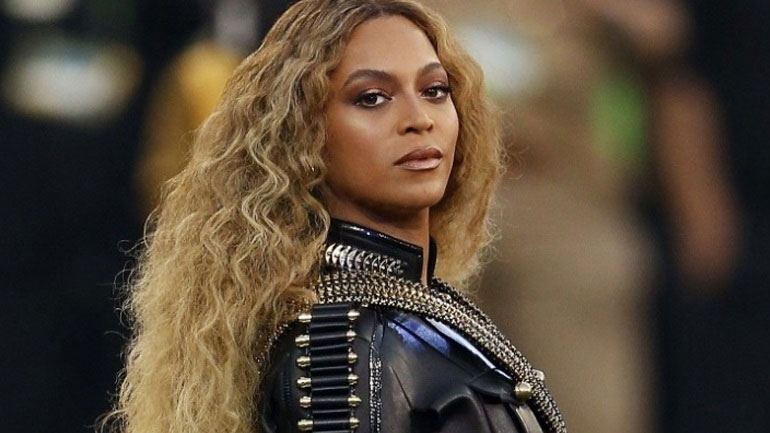 Η  Μπιγιονσέ τίμησε την Τίνα Τέρνερ στη συναυλία της στο Παρίσι –  «Δεν θα ήμουν στη σκηνή χωρίς εκείνη»