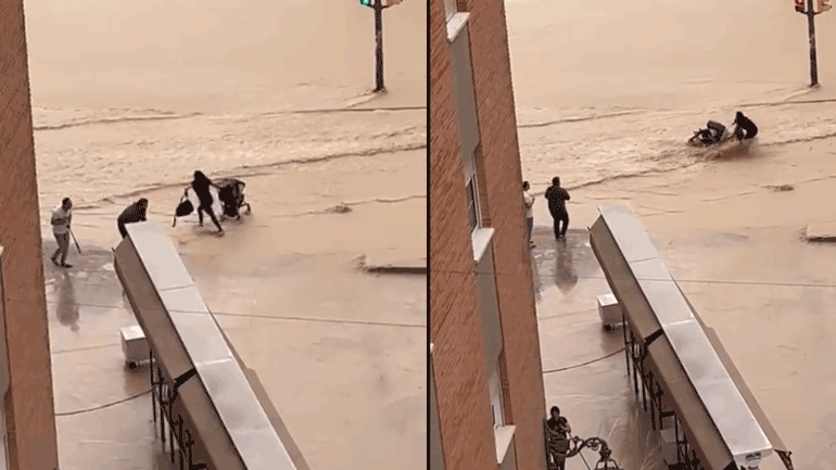 Μια μητέρα θέλει να περάσει ένα πλημμυρισμένο δρόμο με το καρότσι της