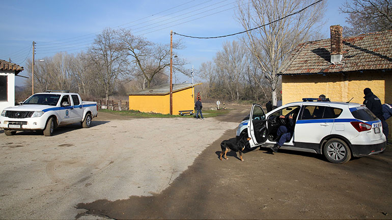 Βαριές κατηγορίες για τους πέντε αστυνομικούς που συνελήφθησαν για διευκόλυνση εισόδου μεταναστών