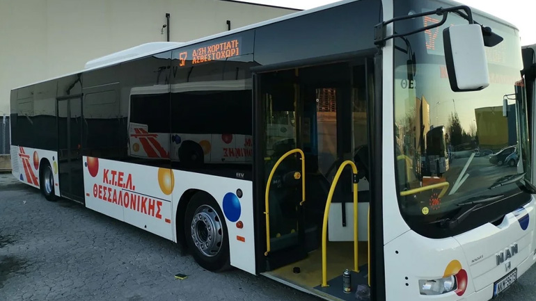 Θεσσαλονίκη: Ανήλικοι πέταξαν πέτρες σε εν κινήσει αστικό λεωφορείο και έσπασαν το τζάμι του