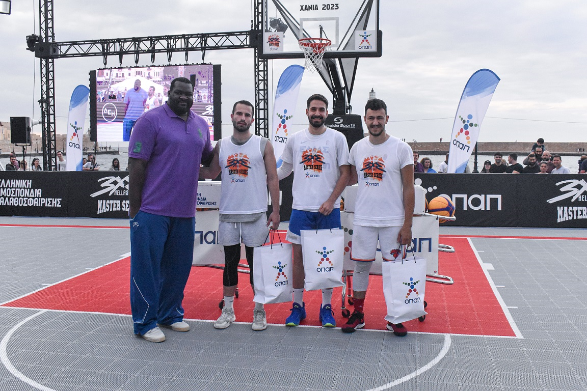 Ο Σοφοκλής Σχορτσιανίτης με τους νικητές του ΟΠΑΠ Shooting Challenge 