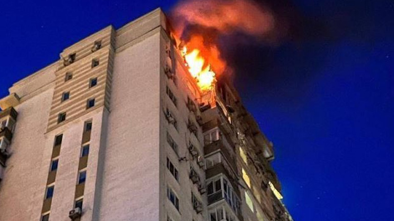 Ουκρανία: Φωτιά σε πολυκατοικία στο Κίεβο από συντρίμμια drone