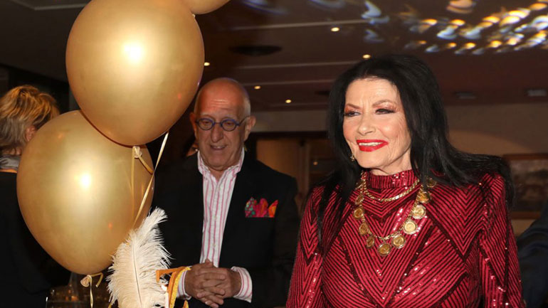 Ζωζώ Σαπουντζάκη: Έκλεισε τα 90 χορεύοντας – Το εντυπωσιακό πάρτι