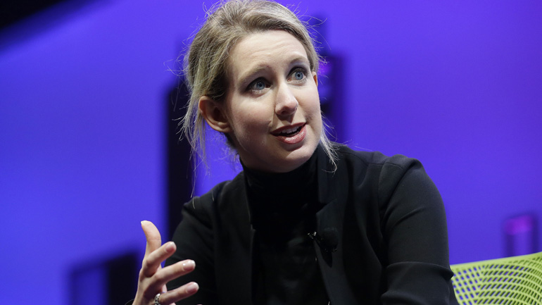 ΗΠΑ: Η Ελίζαμπεθ Χολμς άρχισε να εκτίει την ποινή της σε φυλακή του Τέξας