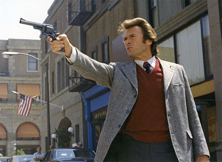 Ο Κλιντ Ίστγουντ ως «Βρόμικος Χάρι» στην ταινία «Ένα Μάγκνουμ 44 για τον Επιθεωρητή Κάλαχαν»